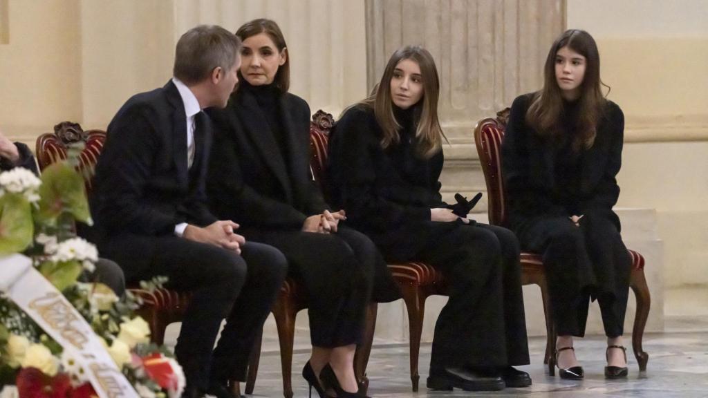 Manuel Filiberto junto a su mujer, Clotilde Courau, y sus hijas, Vittoria di Savoia y Luisa, este viernes en Italia.