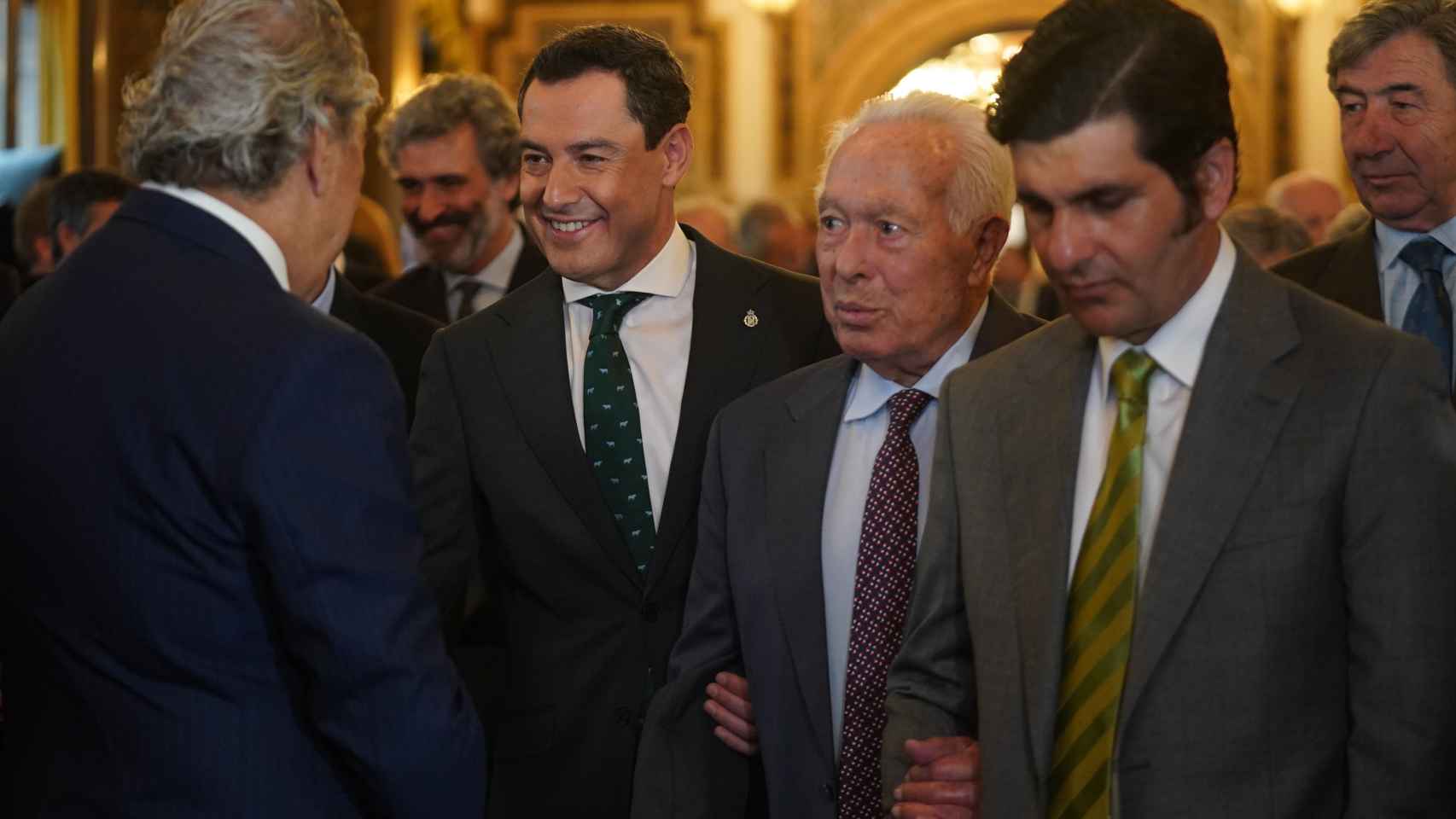El presidente de la Junta de Andalucía, Juanma Moreno, con Curro Romero y Morante de la Puebla.