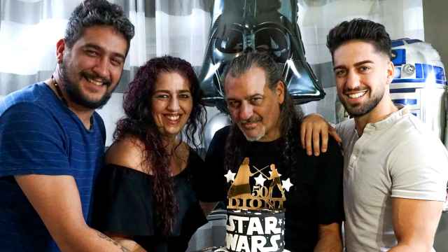 El cantante Dioni junto a sus hijos, Rubén y Cristofer, y su esposa, Lucía Muñoz, en una imagen de sus redes sociales.