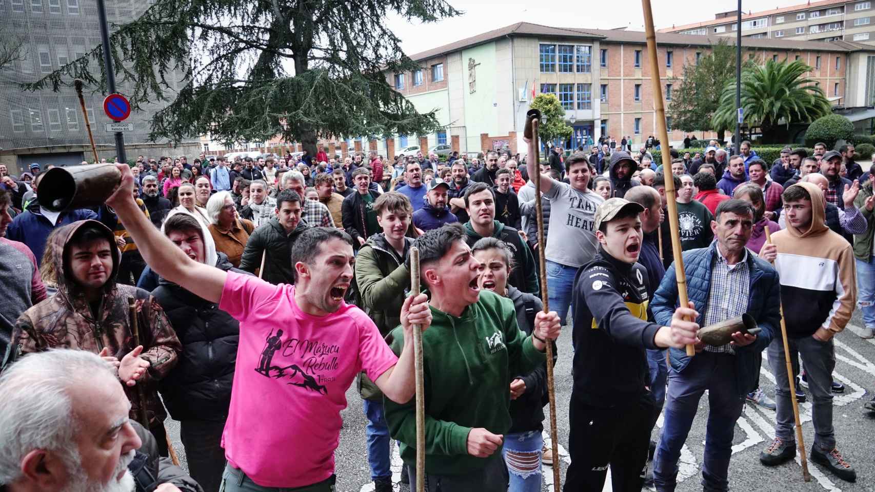 Agricultores y ganaderos durante la cuarta jornada de protestas en Oviedo (Asturias)