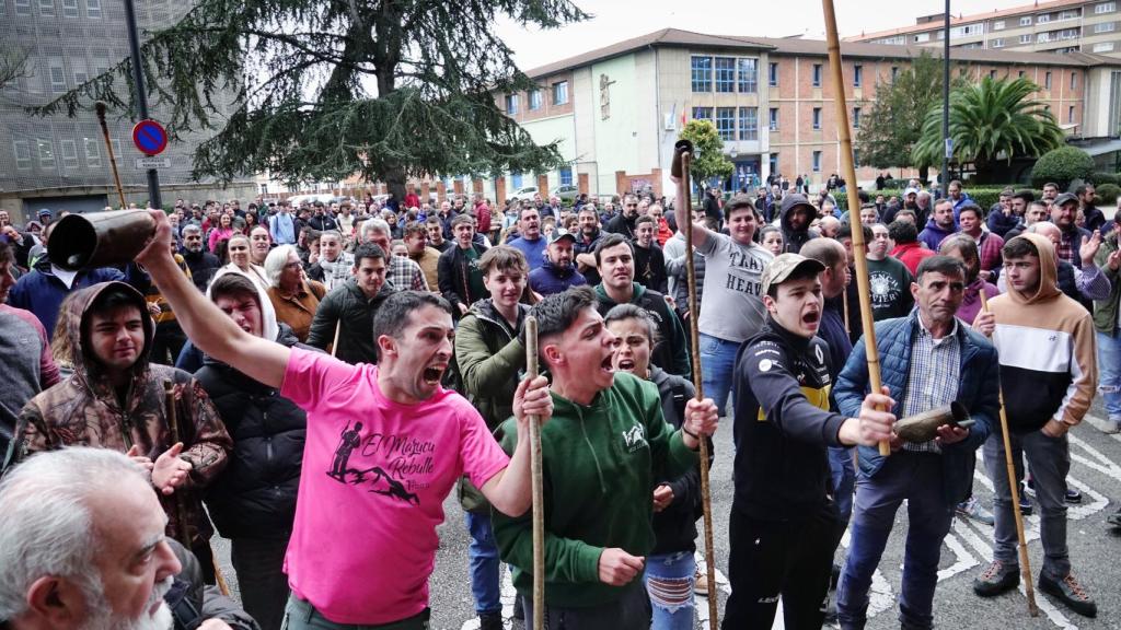 Agricultores y ganaderos durante la cuarta jornada de protestas en Oviedo (Asturias).