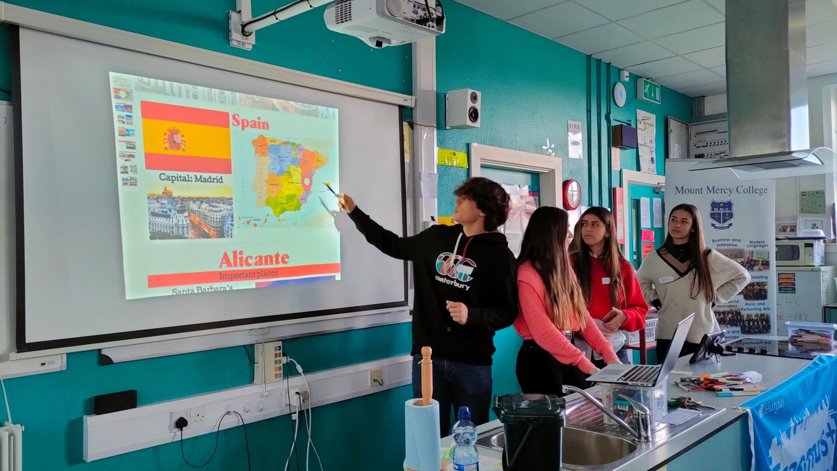 Los alumnos del colegio alicantino presentando su país en una movilidad en Irlanda.