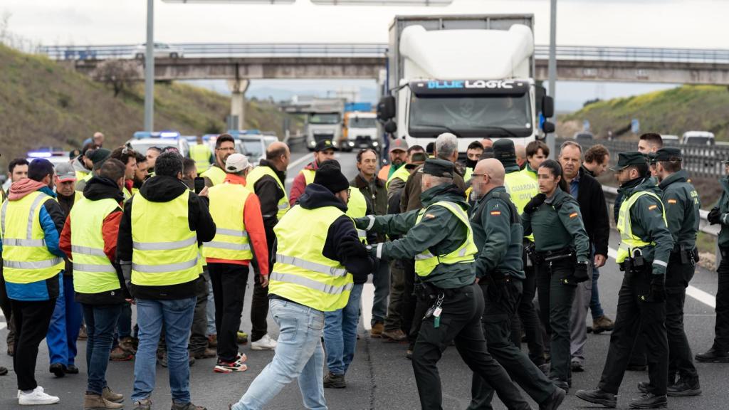 Agentes de la Guardia Civil dialogan para llegar a un acuerdo con los agricultores tras el intento de cortar el tráfico en la autovía A-42