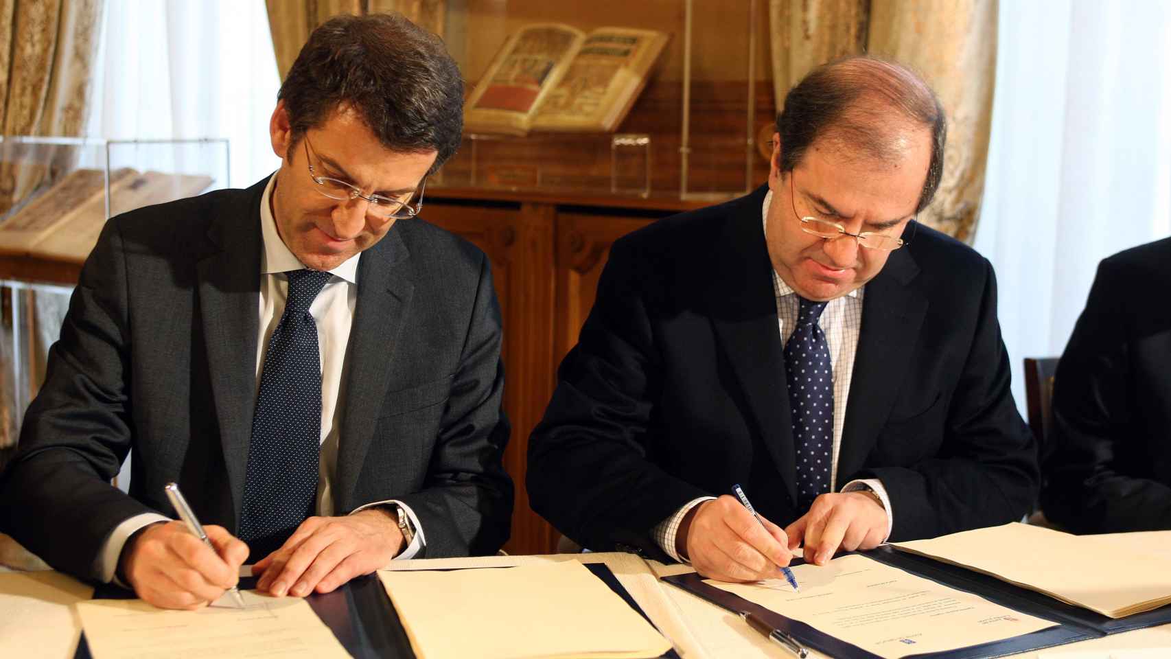 2010,  el presidente de la Junta de Castilla y León, Juan Vicente Herrera, conversa con el presidente de la Xunta de Galicia, Alberto Núñez Feijóo, firman un protocolo de colaboración entre ambas instituciones