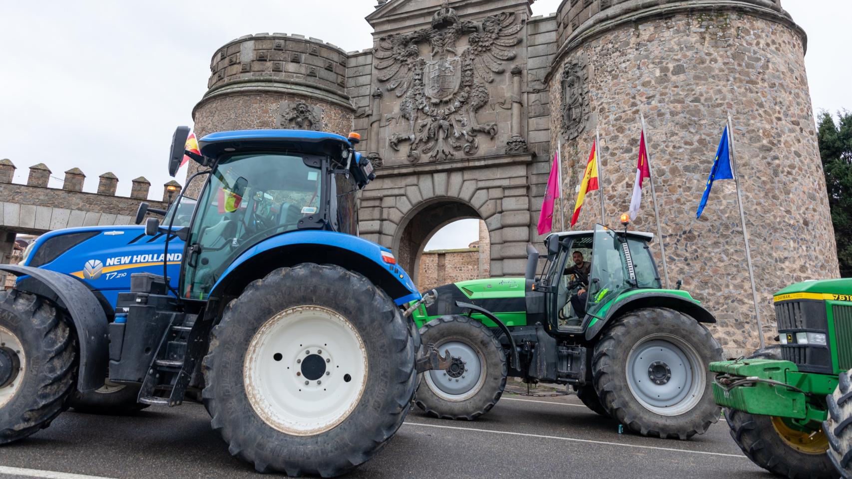 Protestas de los tractores en la Puerta de Bisagra de Toledo. Foto: Javier Longobardo.