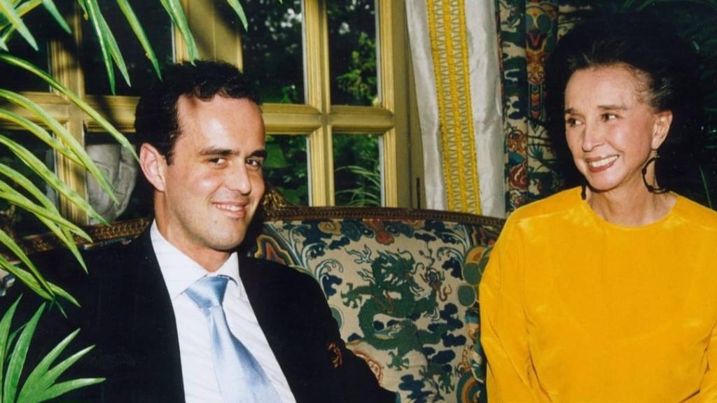 José Aguilar con Aline Griffith, condesa de Romanones, en una imagen cedida por él.