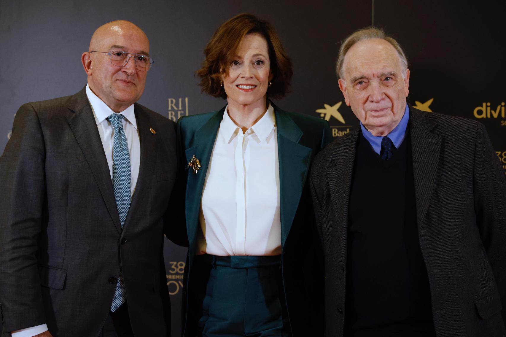 El alcalde de Valladolid, Jesús Julio Carnero; la actriz estadounidense, Sigourney Weaver; y el presidente de la Academia de Cine, Fernando Méndez