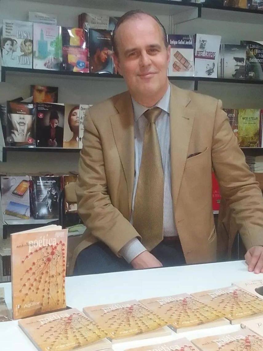 José Aguilar, junto a su libro, en una imagen cedida por él.