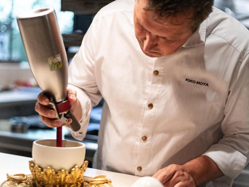 Kiko Moya preparando uno de los platos sorprendentes que se sirven en Sinestesia.