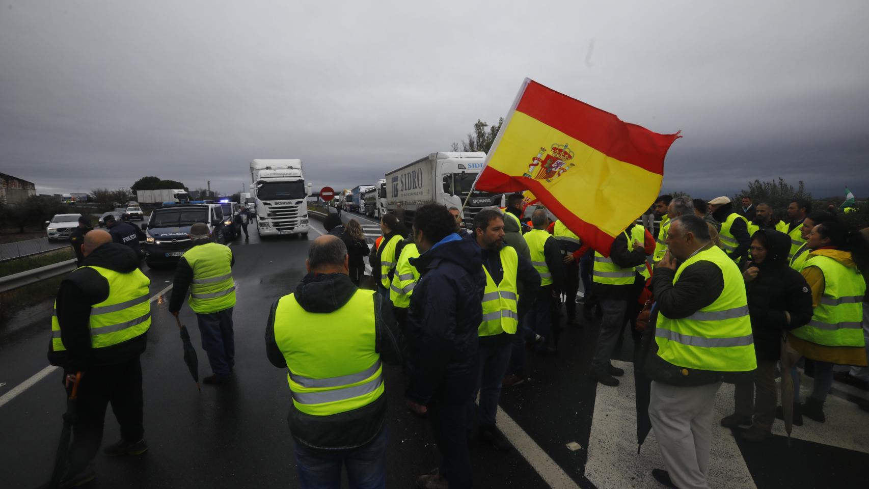 Centenares de agricultores cortando la A-4 en dirección Madrid