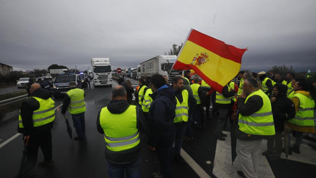 Centenares de agricultores cortando la A-4 en dirección Madrid