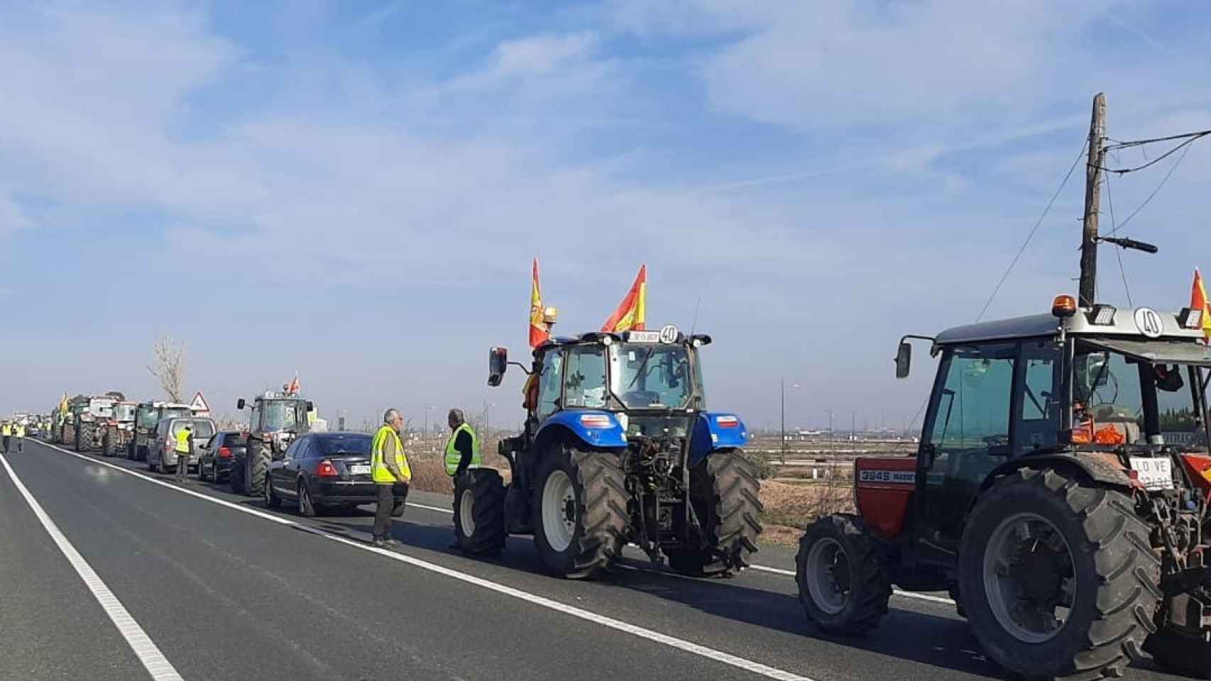 La carretera nacional 232 cortada por la movilización de agricultores.