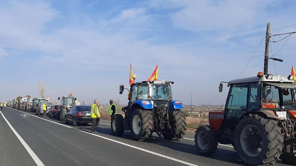 La carretera nacional 232 cortada por la movilización de agricultores.