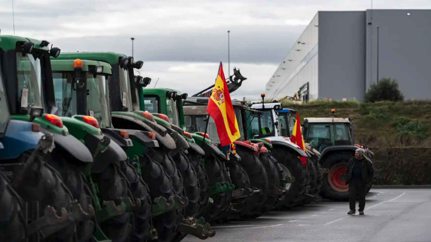 Varios tractores en línea durante las protestas de los agricultores.