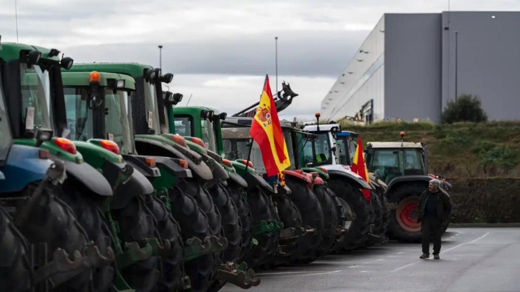 Varios tractores en línea durante las protestas de los agricultores en España.