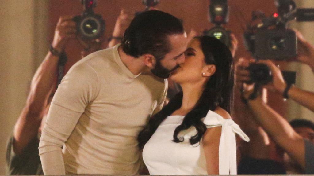 Nayib Bukele besa a su mujer, Gabriela Rodríguez, la noche que ganó las elecciones de El Salvador.