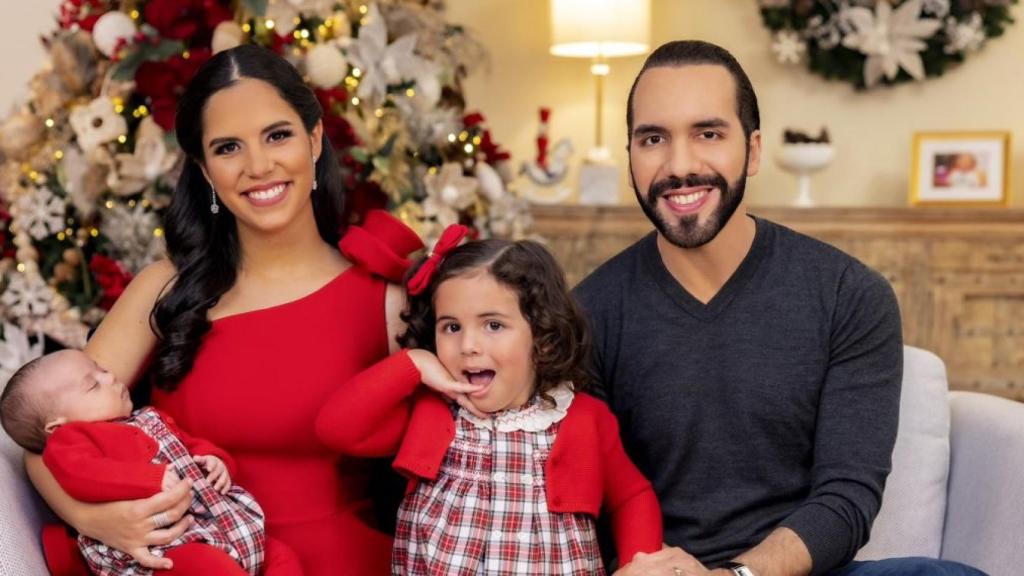 Nayib Bukele y su mujer, Gabriela Rodríguez, junto a sus dos hijas, Layla y Aminah, durante la pasada Navidad.