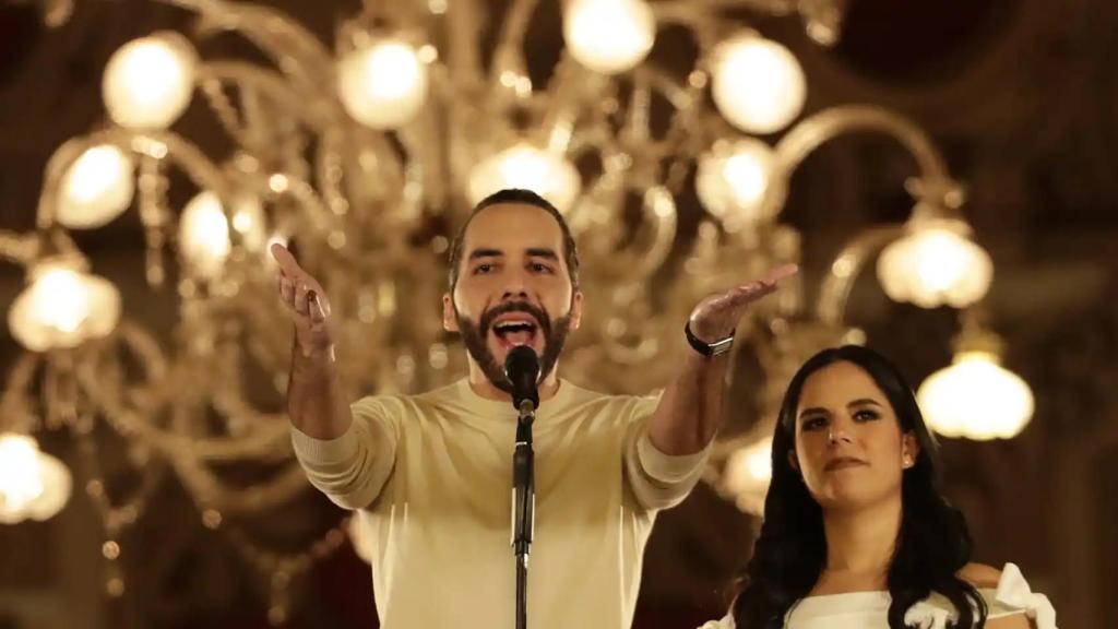 Nayib Bukele, presidente de El Salvador, celebra su reelección en San Salvador, el 4 de febrero.