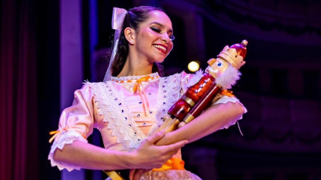 Una bailarina de ballet en el Ballet Nacional de El Salvador, participando en 'El Cascanueces'.