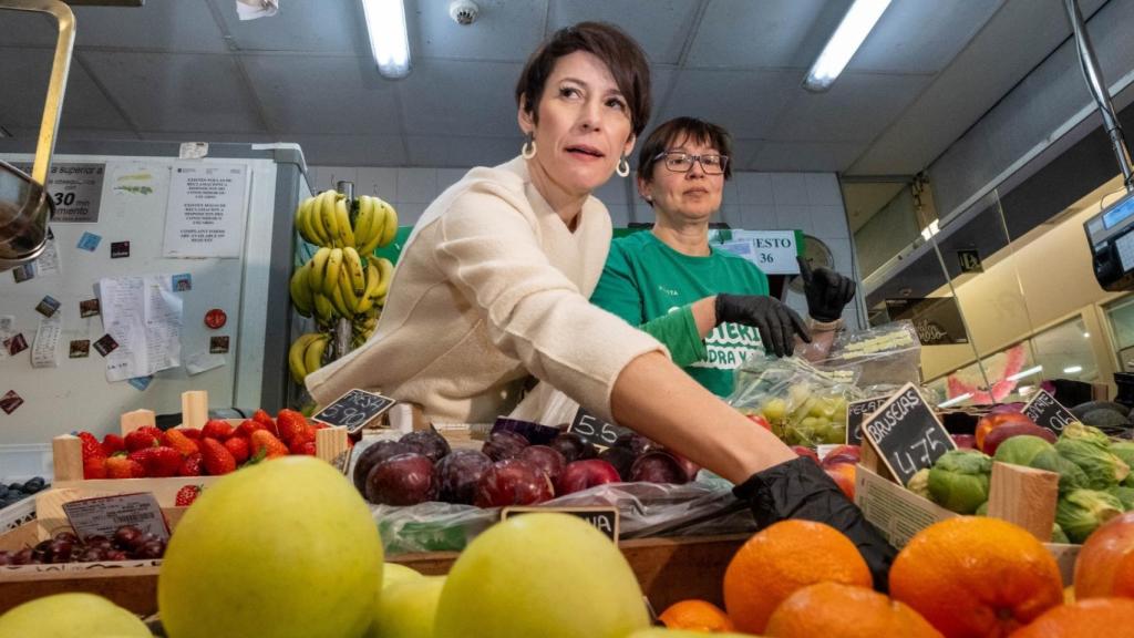 Ana Pontón, a la izquierda, junto a una frutera en un acto de campaña.