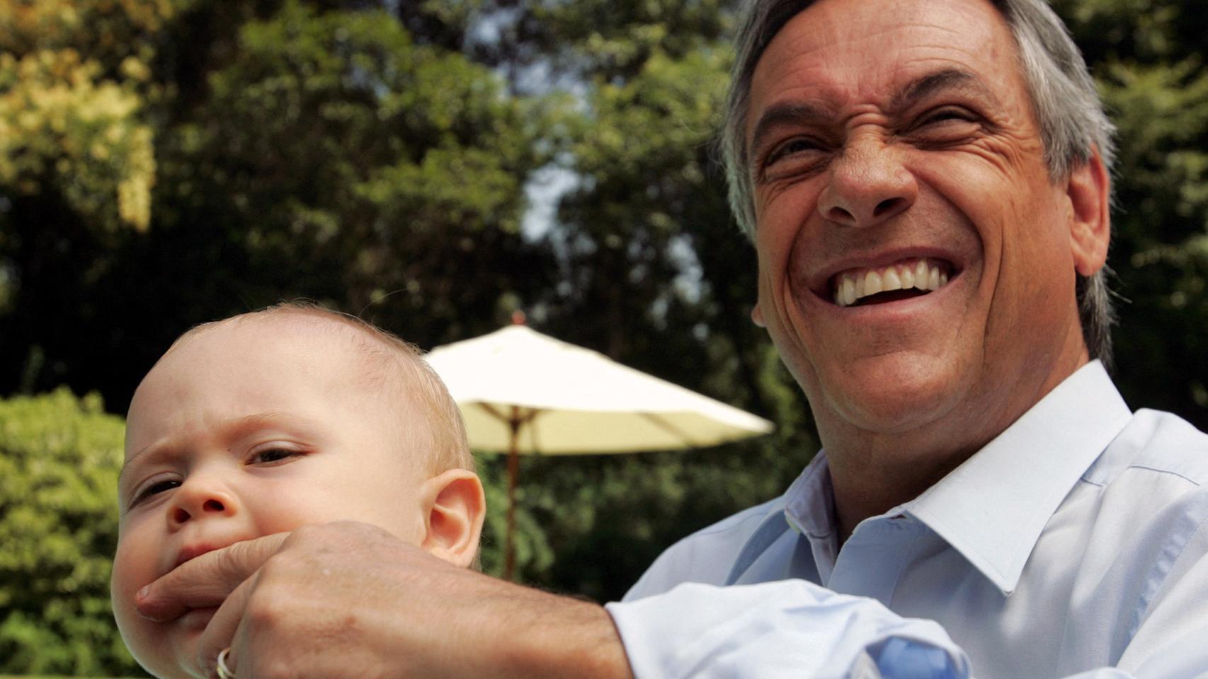 Sebastián Piñera con su nieto en su residencia en Santiago.