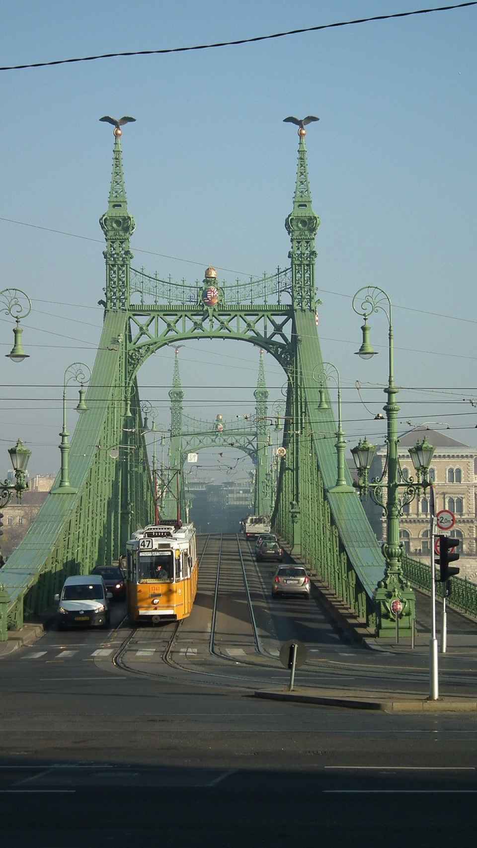 Tranvía circulando por el Puente de la Libertad, Budapest.