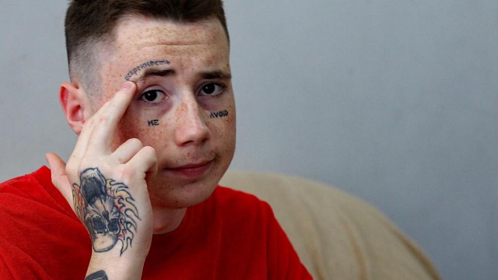 Moses está ahora a punto de cumplir los 22 años. Es ucraniano de Melitopol. Jamás mató nunca a nadie pero cuando ingresó, antes de la guerra, en un orfanato de Mariúpol estaba cargado de odio.