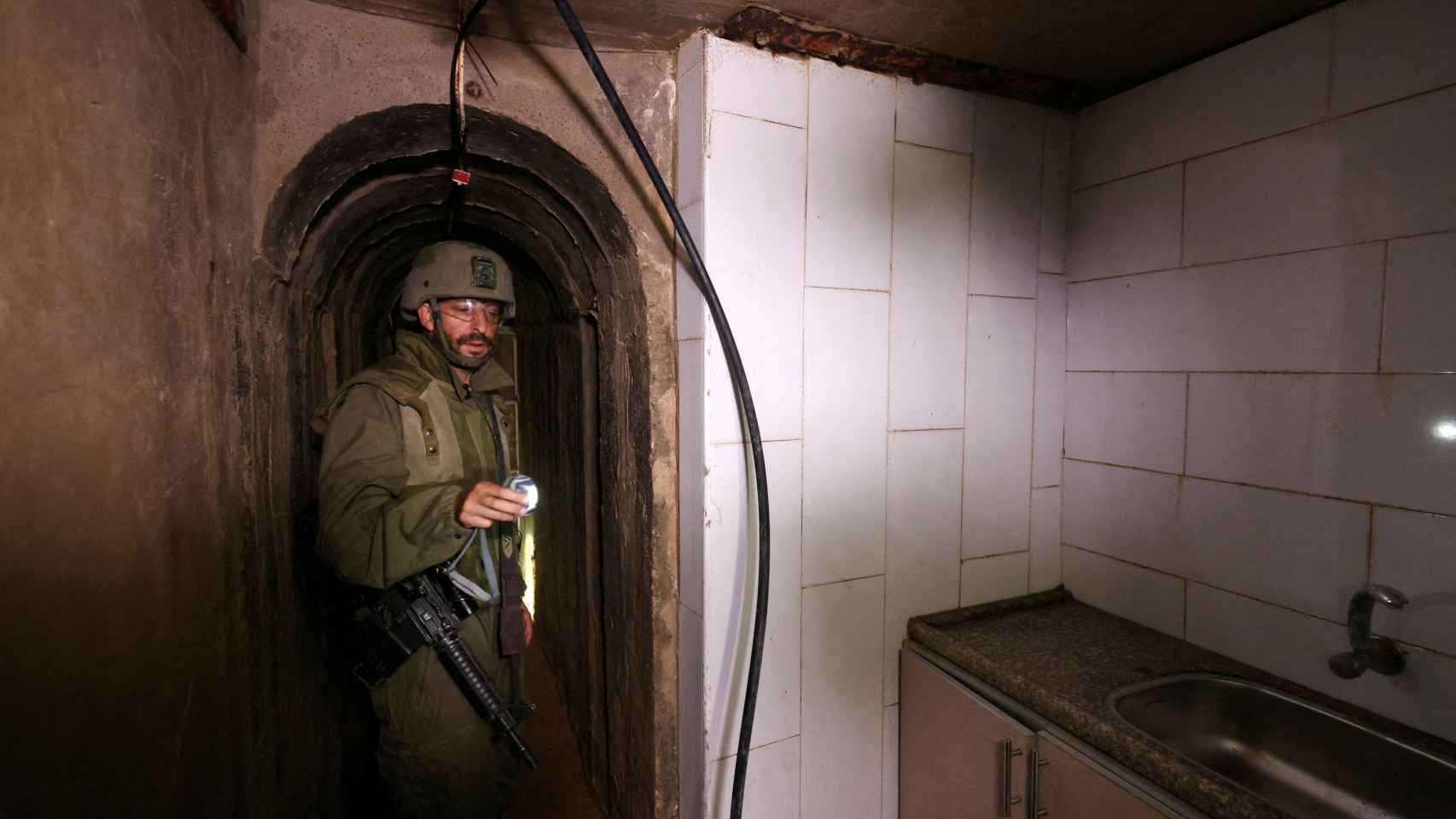 Un soldado israelí en los túneles de Hamás al norte de Gaza.