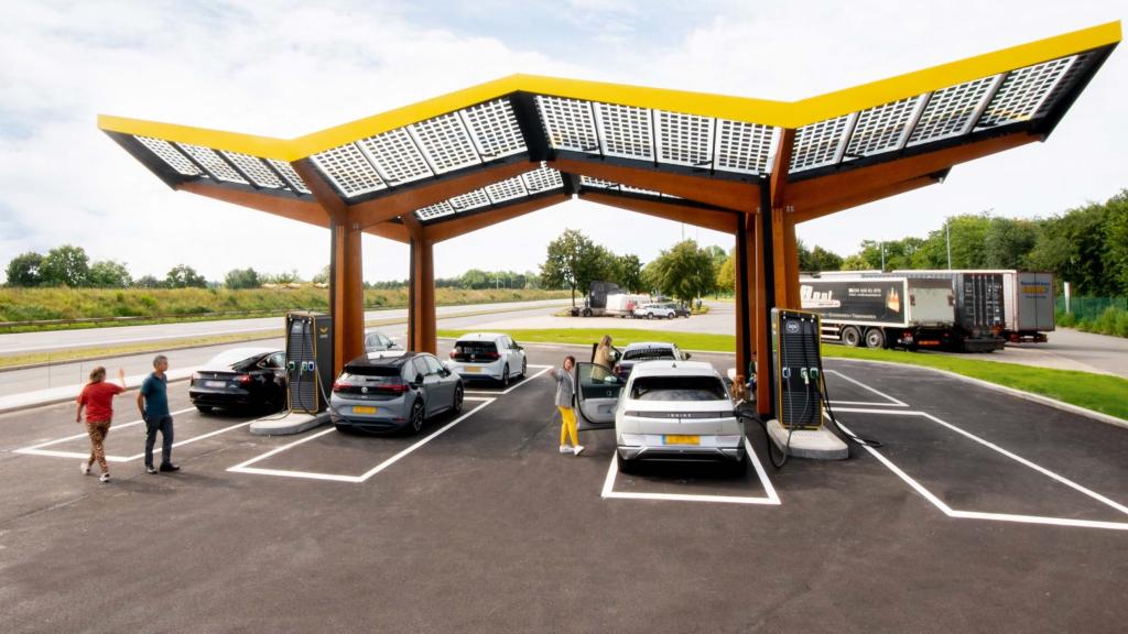 Estación con puntos de recarga de Fastned.