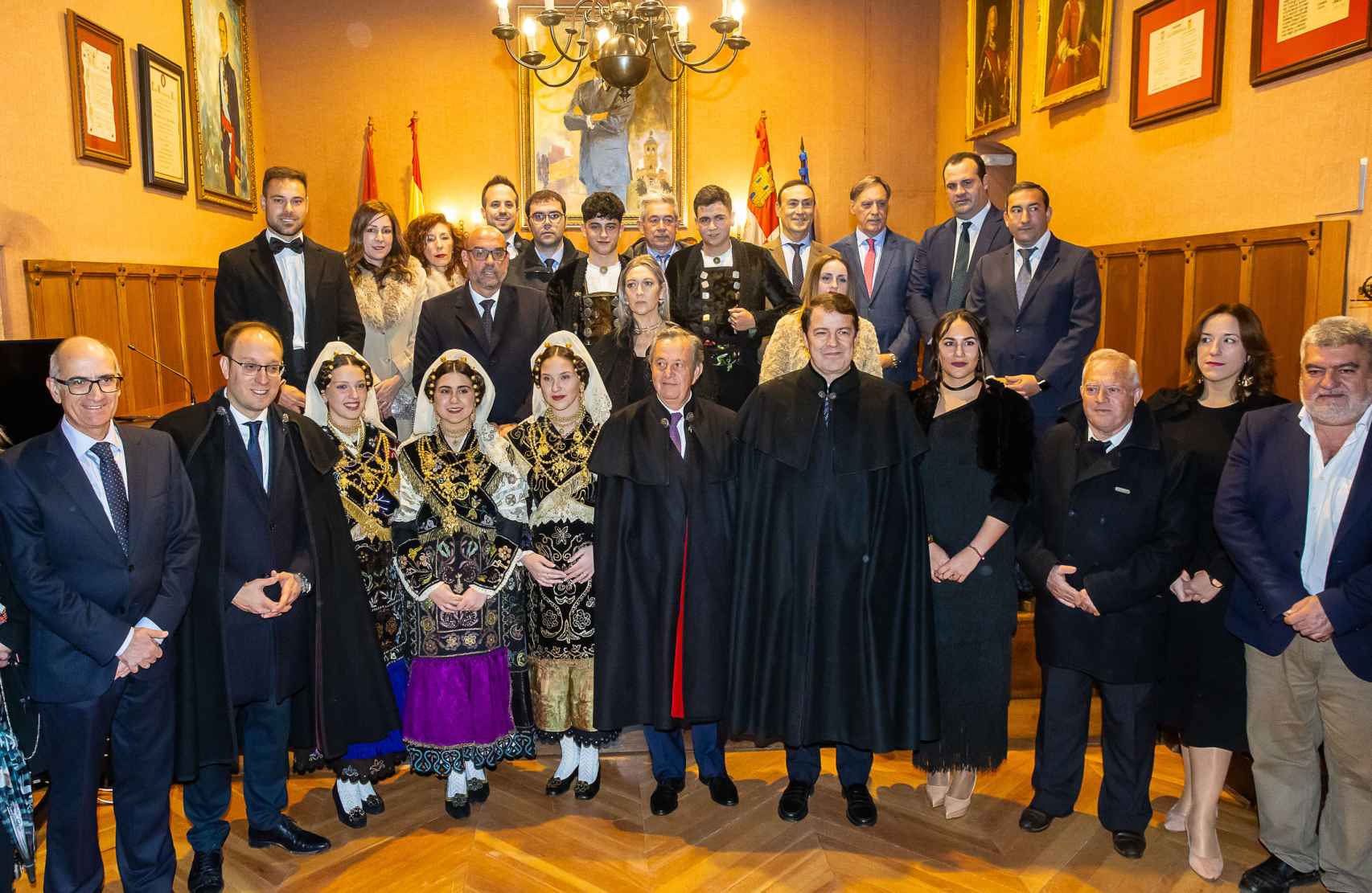El Niño de la Capea junto al presidente de la Junta, Alfonso Fernández Mañueco, y otras autoridades en Ciudad Rodrigo