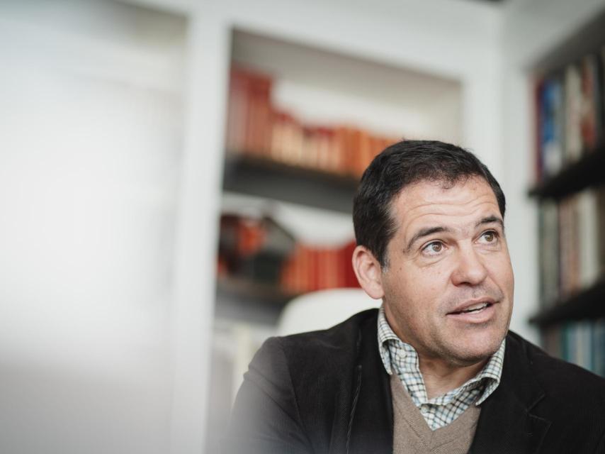 Luis Alfonso de Borbón en su casa durante la entrevista con EL ESPAÑOL.