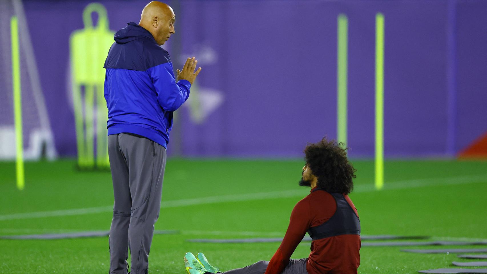 Tintín Márquez charla con Afif, estrella de Qatar, en el entrenamiento previo a la final