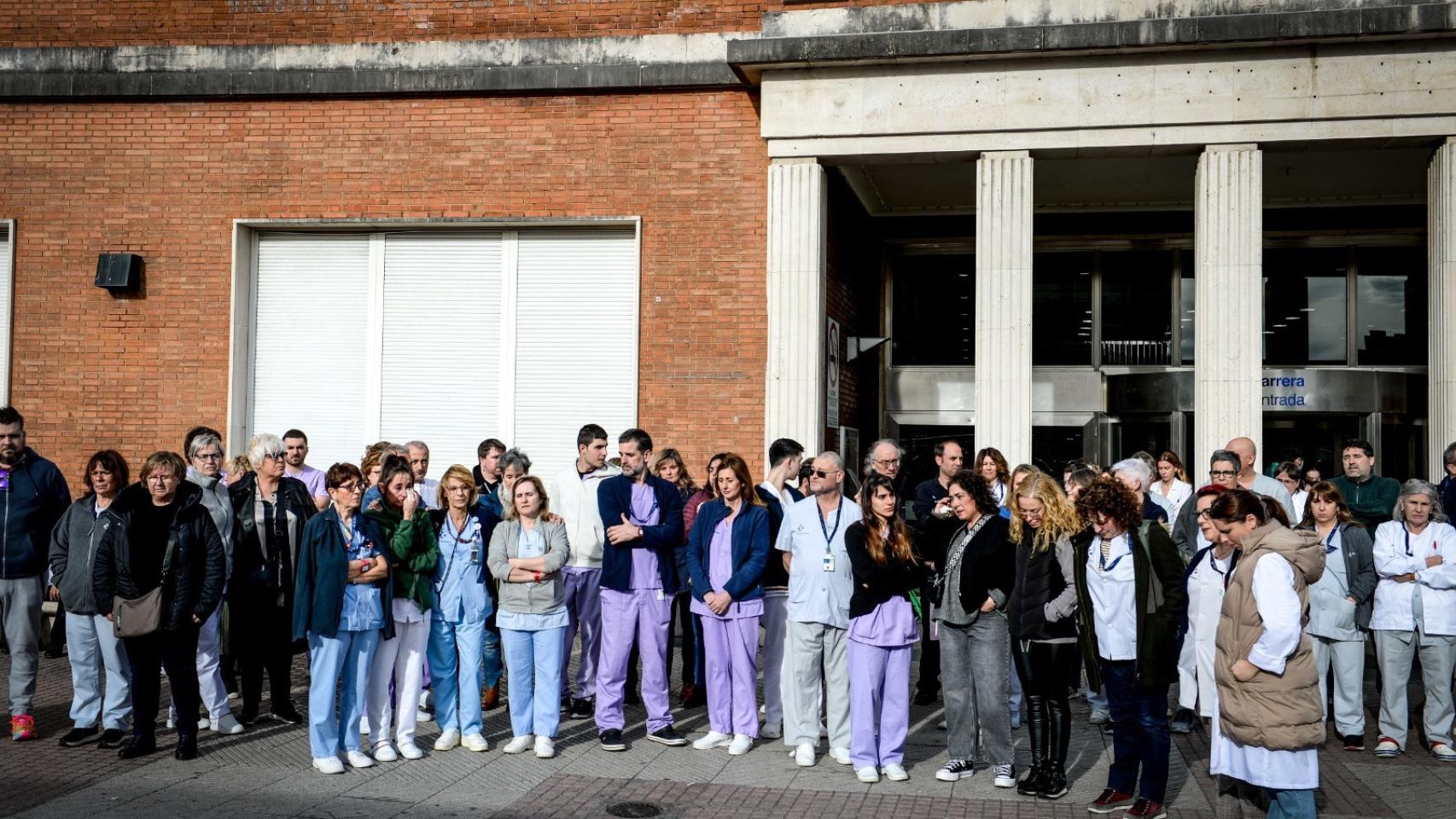 Concentración este viernes en el Hospital de Cruces (Barakaldo), donde trabajaba la víctima