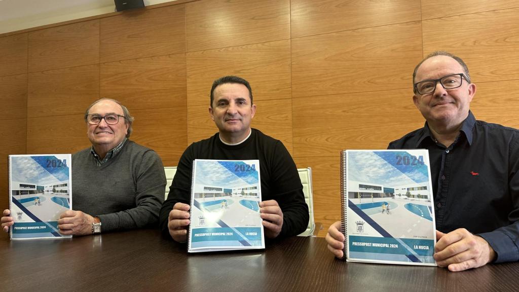 Pedro Lloret, teniente alcalde, Bernabé Cano, alcalde de La Nucia, y Manuel Alcalá, concejal de Hacienda.