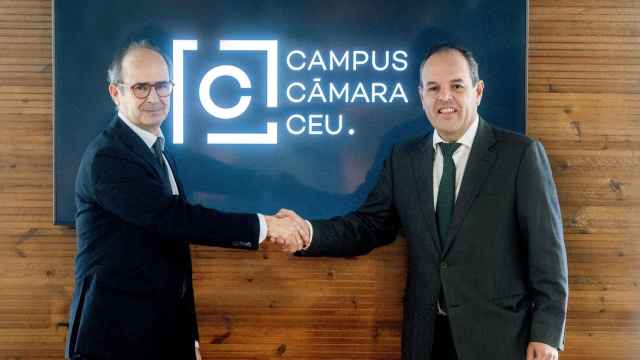 Carlos Baño de la Cámara de Alicante e Higinio Marín del CEU en la firma de este viernes.