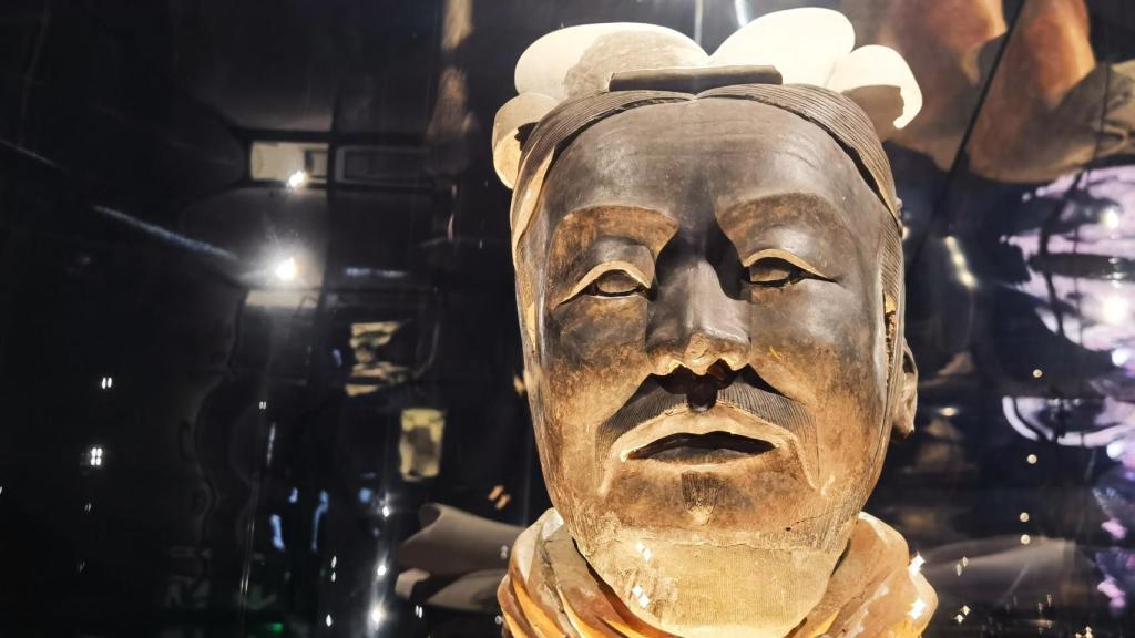 Uno de los guerreros de terracota de la exposición sobre las dinastías Qin y Han.