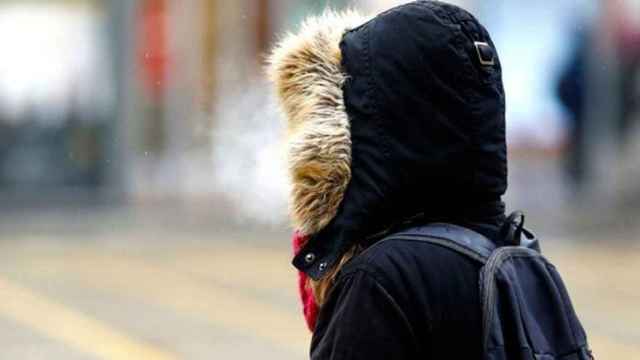 Una persona cubierta con la capucha de su abrigo por el frío, en una imagen de archivo.