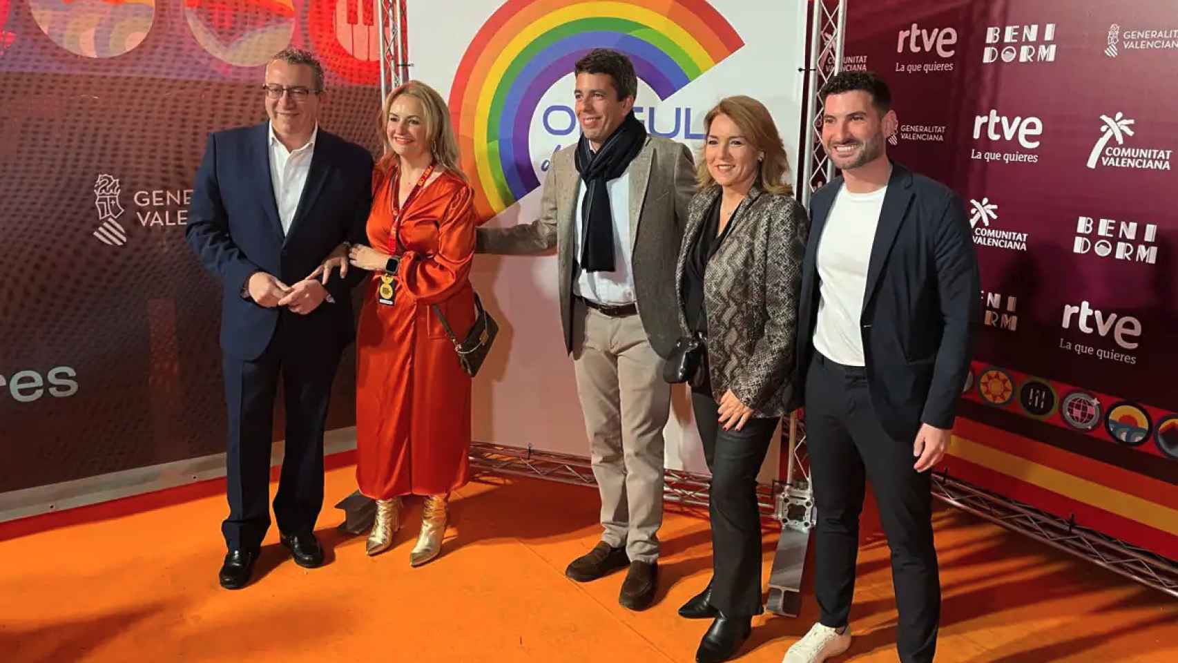 El presidente de la Generalitat, Carlos Mazón, junto a otros políticos del PP.
