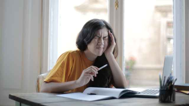 Una adolescente haciendo deberes