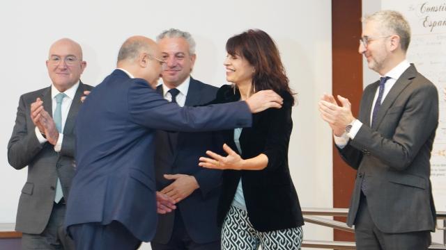 La ministra de Igualdad, Ana Redondo, saluda al nuevo subdelegado del Gobierno en Valladolid, Jacinto Canales, en su acto de toma de posesión, este viernes.