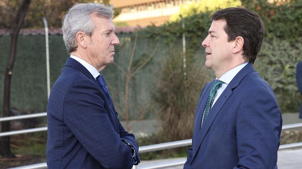 El presidente de la Junta de Castilla y León, Alfonso Fernández Mañueco, asiste a un desayuno informativo de La Razón con el presidente de la Xunta de Galicia, Alfonso Rueda Valenzuela.