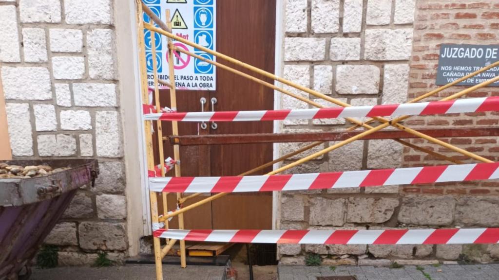 Puerta por la que han accedido los ladrones al edificio del Juzgado de Paz de Laguna de Duero