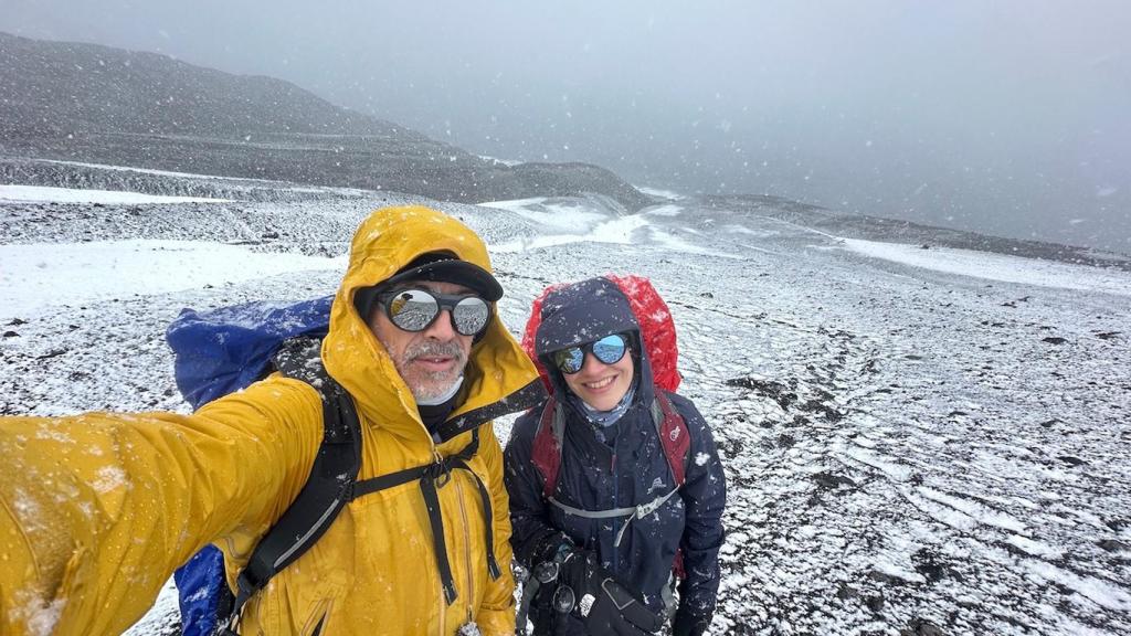 Antonio Alcami y Ángela Vázquez en un collado que da acceso a la pingüinera.