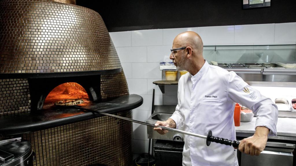 Franco Pepe con la masa en el horno.