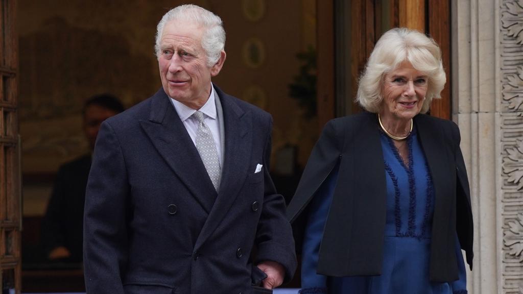 El rey Carlos III y Camila en su salida del hospital donde fue intervenido.