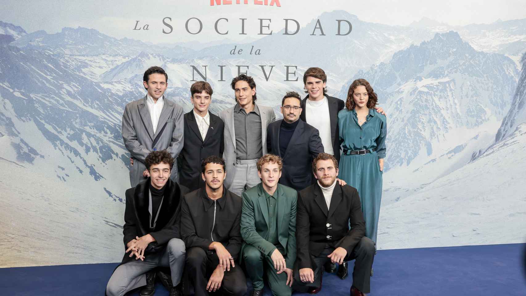 Juan Antonio Bayona junto a los protagonistas de 'La sociedad de la nieve', en el estreno de la película en Madrid.