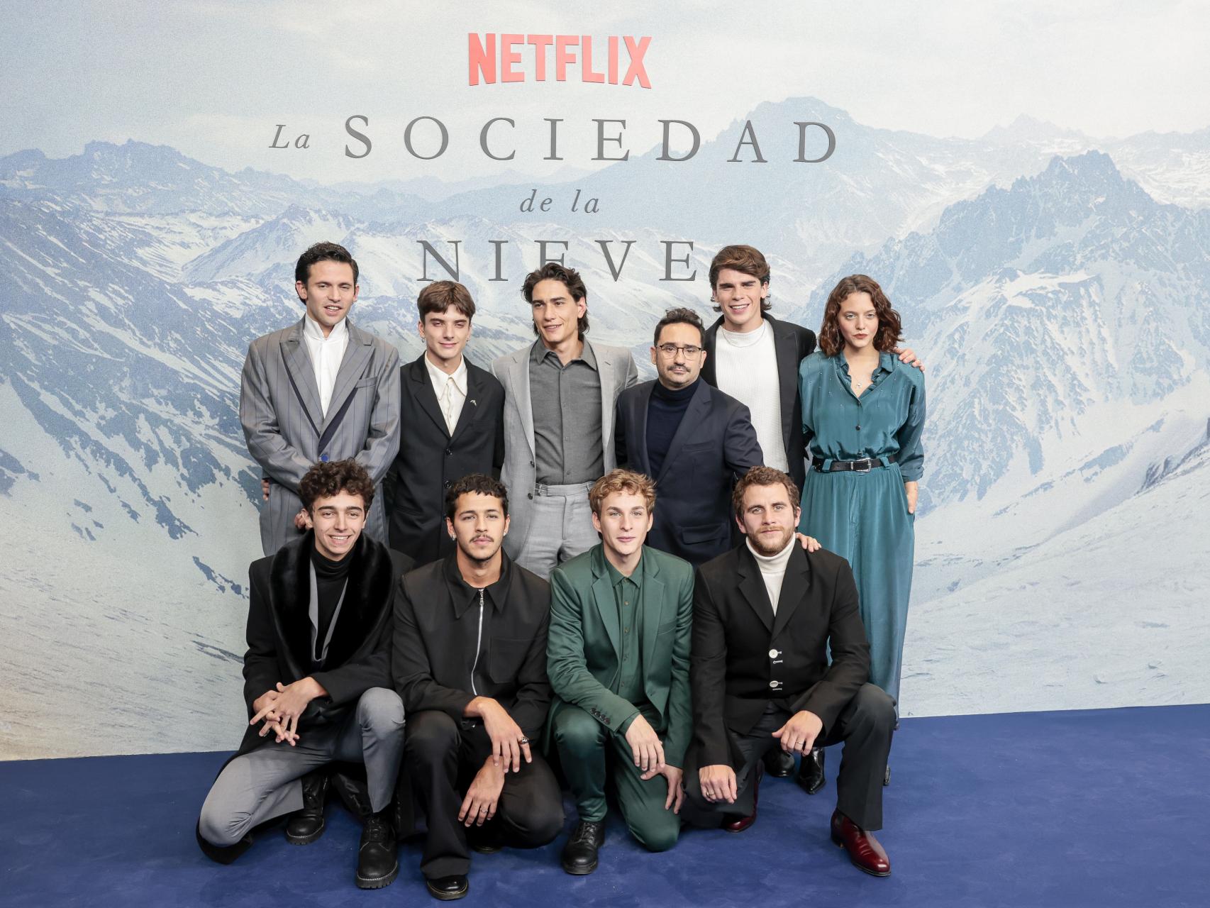 Juan Antonio Bayona junto a los protagonistas de 'La sociedad de la nieve', en el estreno de la película en Madrid.