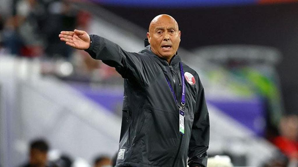 Tintín Márquez dirigiendo un partido con Qatar