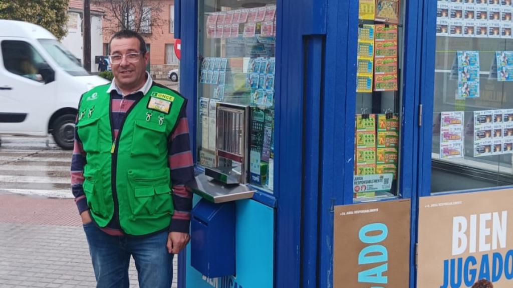 Ángel Luis García Chico en su kiosko de la ONCE de la calle Alcaldes de la Villa en El Casar (Guadalajara).