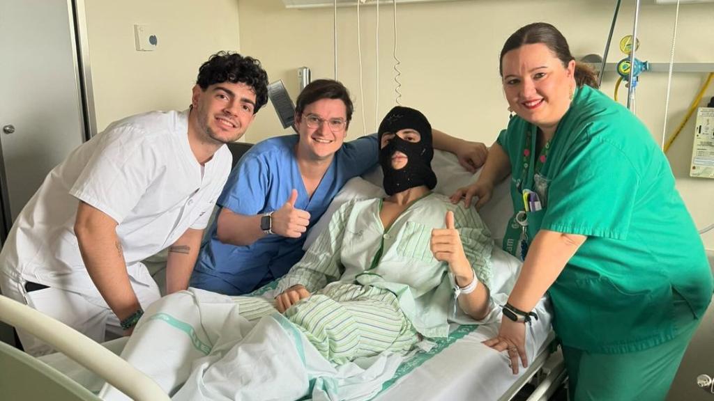 Ceciarmy junto a varios sanitarios del Hospital de Ciudad Real. Foto: Instagram @ceciarmy.